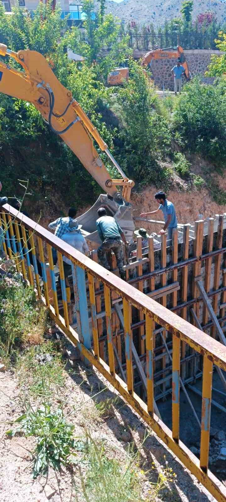 İş makinesi elektrik tellerine temas etti, 1 işçi yaralandı
