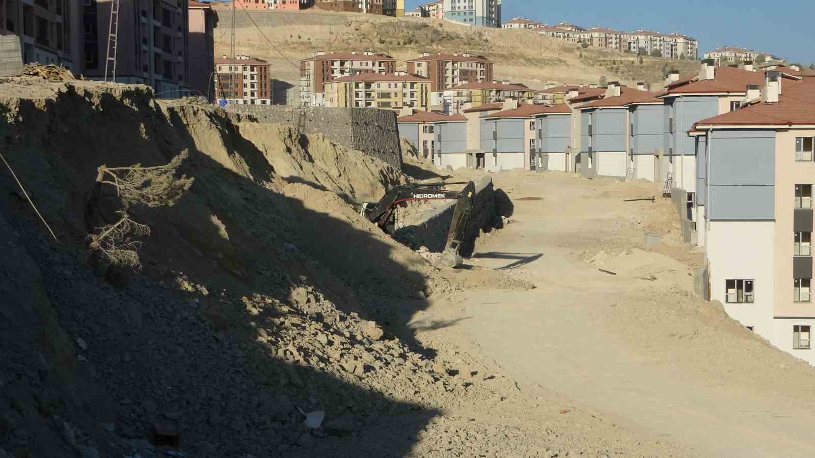 Malatya&rsquo;da şantiye alanında top mermisi bulundu
