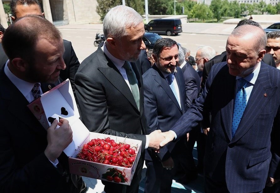 Milletvekillerinden Cumhurbaşkanı Erdoğan’a Kütahya kirazı ikramı
