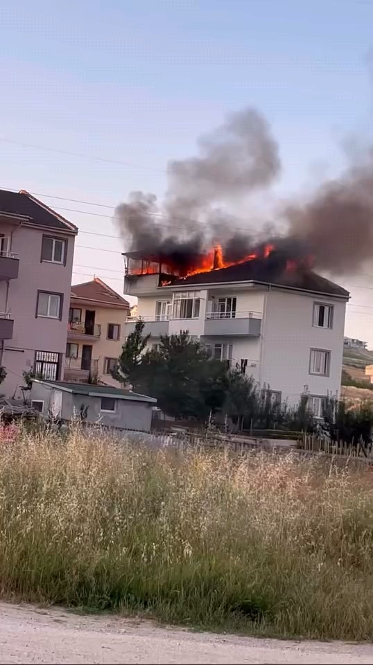 Bursa&rsquo;da &ccedil;atı yangını: 1 kişi dumandan etkilendi
