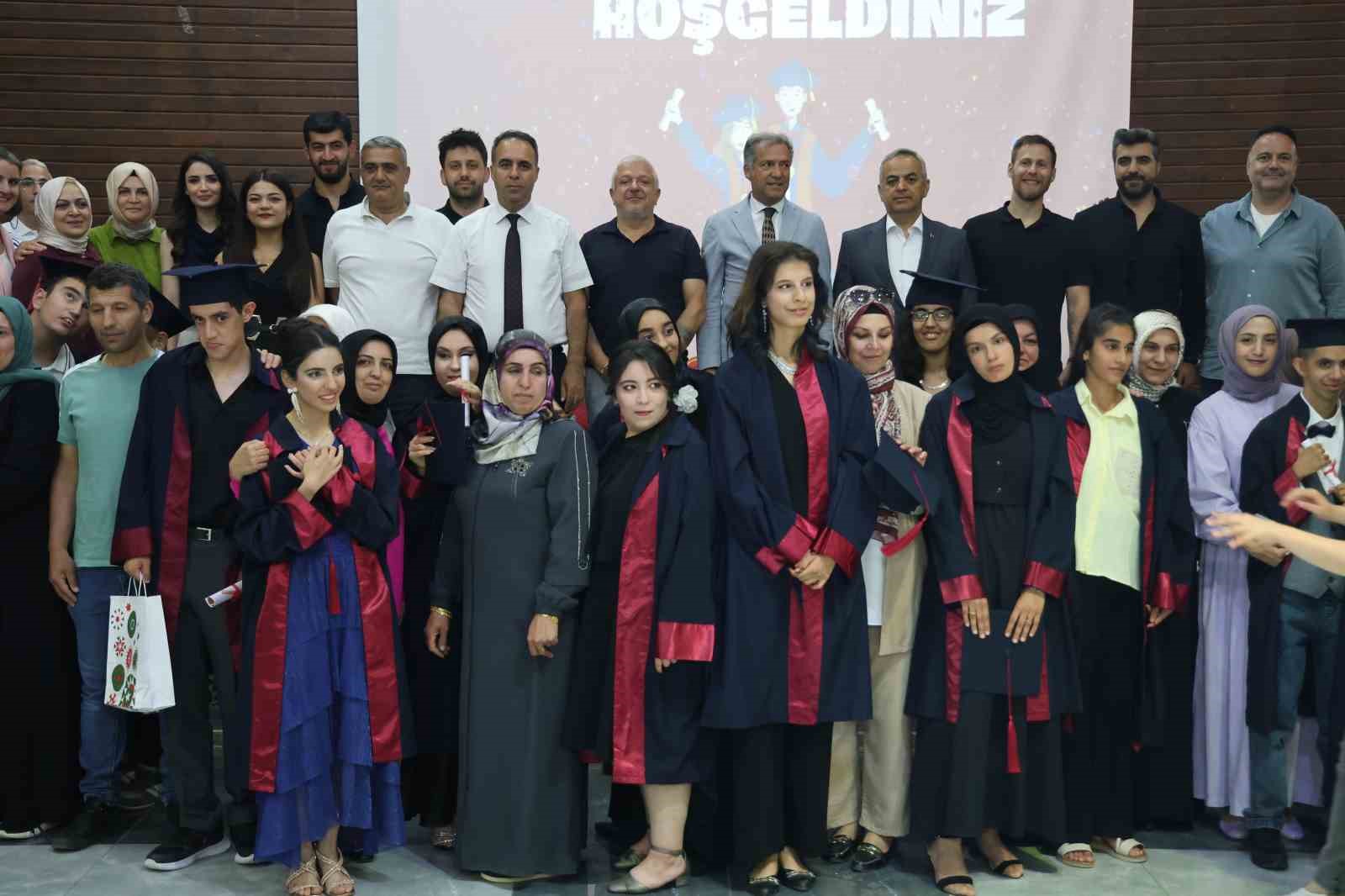 Elazığ&rsquo;da &ouml;zel &ouml;ğrencilerin mezuniyeti renkli g&ouml;r&uuml;nt&uuml;ler oluşturdu
