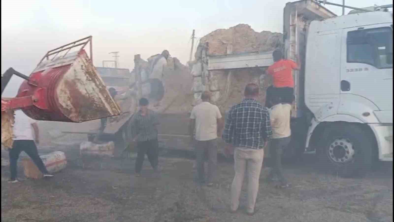 Diyarbakır’da kamyondaki saman balyaları yandı