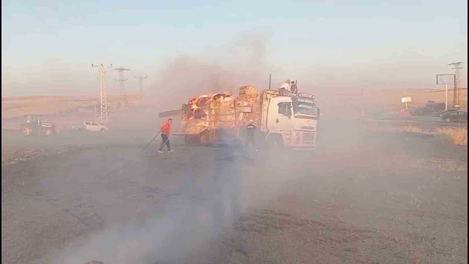 Diyarbakır’da kamyondaki saman balyaları yandı
