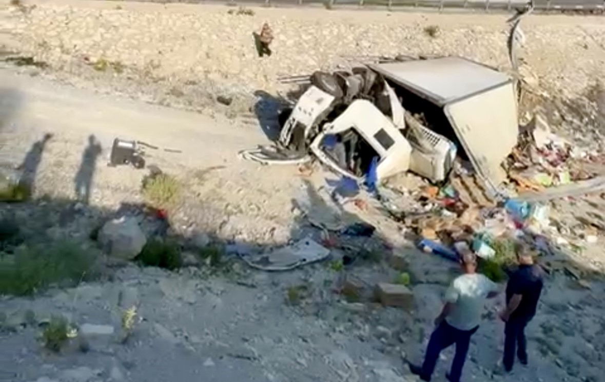 Antalya&rsquo;da yoldan &ccedil;ıkan kamyon boş alana yuvarlandı: S&uuml;r&uuml;c&uuml;s&uuml; ağır yaralandı
