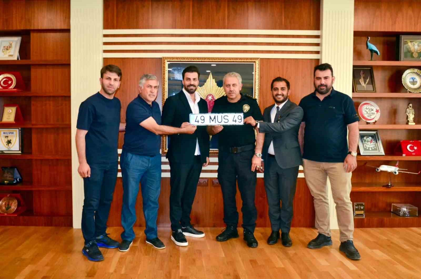 Muşspor’a özel ’49 MUS 49’ plakası hediye edildi