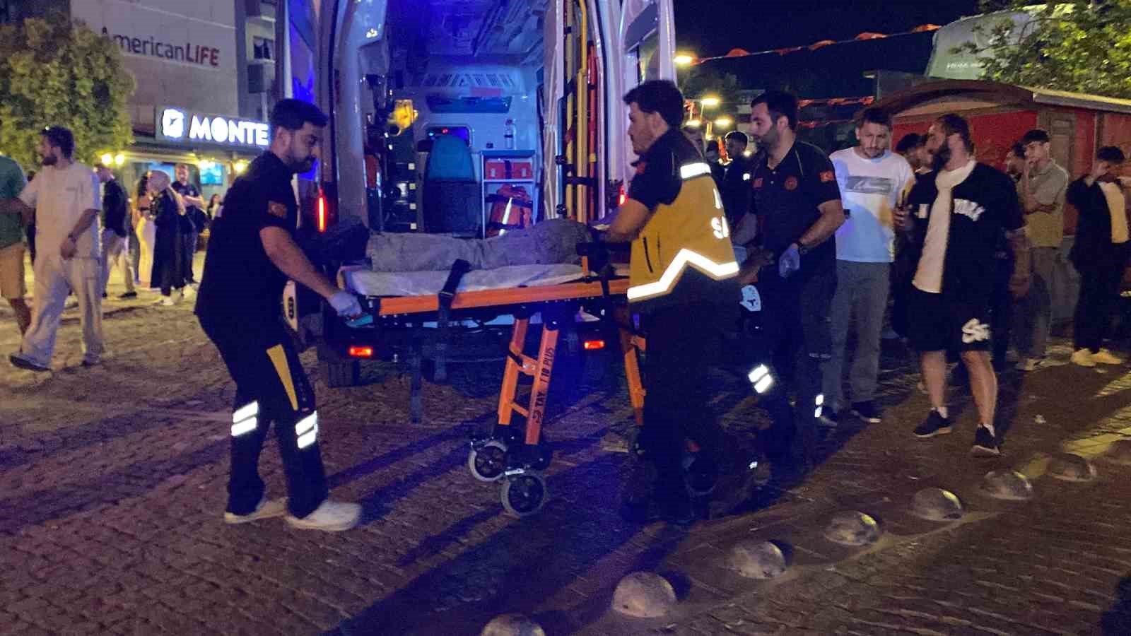 Kentin göbeğinde 17 yaşındaki genç bıçaklandı