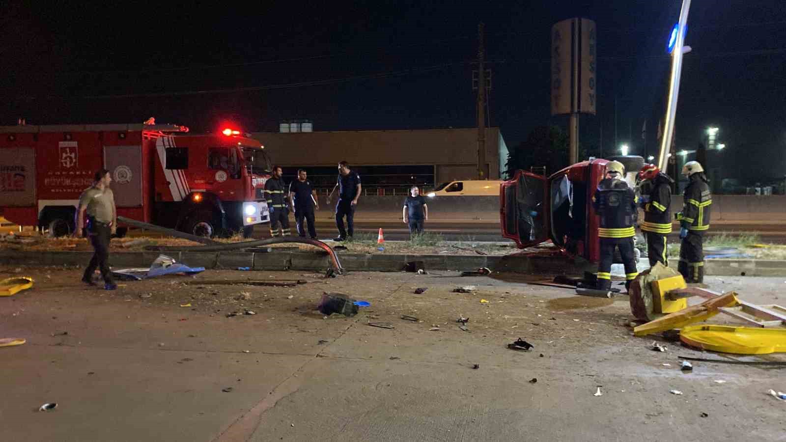 Akaryakıt istasyonuna dalan otomobil takla attı: 1’i ağır 2 yaralı