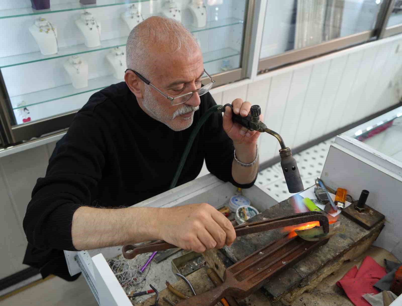 Bayburt’un tek gümüş işleme ustası babasından kalan mesleği çeyrek asrı aşkın zamandır sürdürüyor