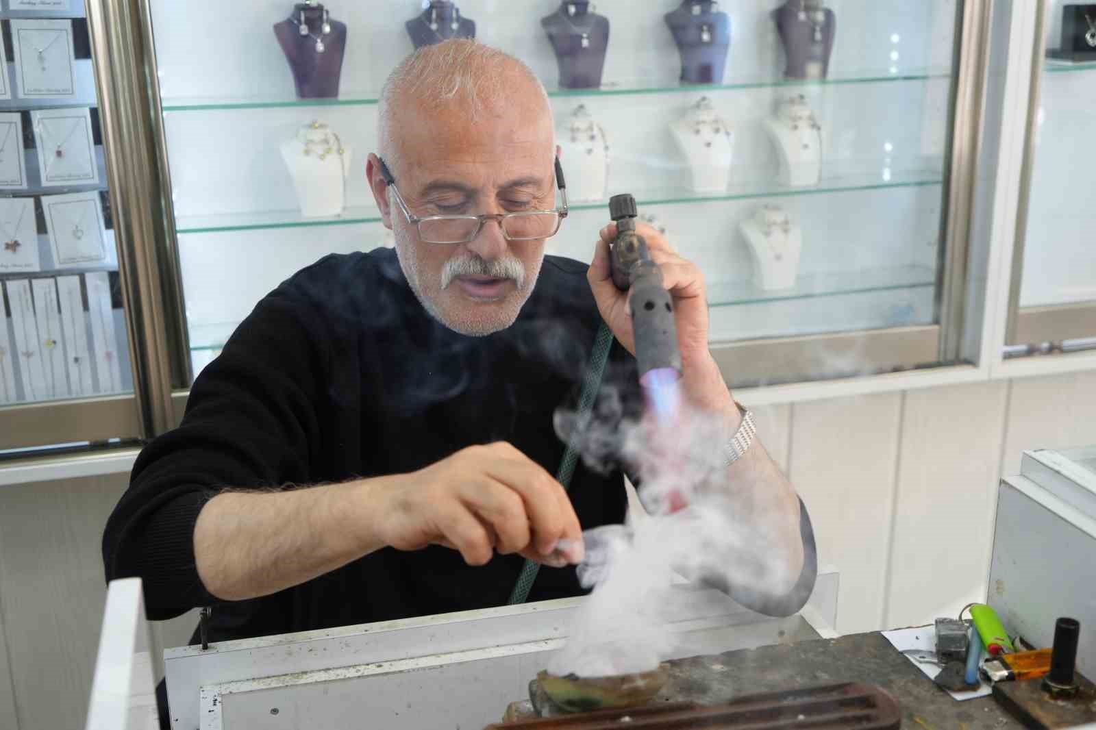 Bayburt&rsquo;un tek g&uuml;m&uuml;ş işleme ustası babasından kalan mesleği &ccedil;eyrek asrı aşkın zamandır s&uuml;rd&uuml;r&uuml;yor
