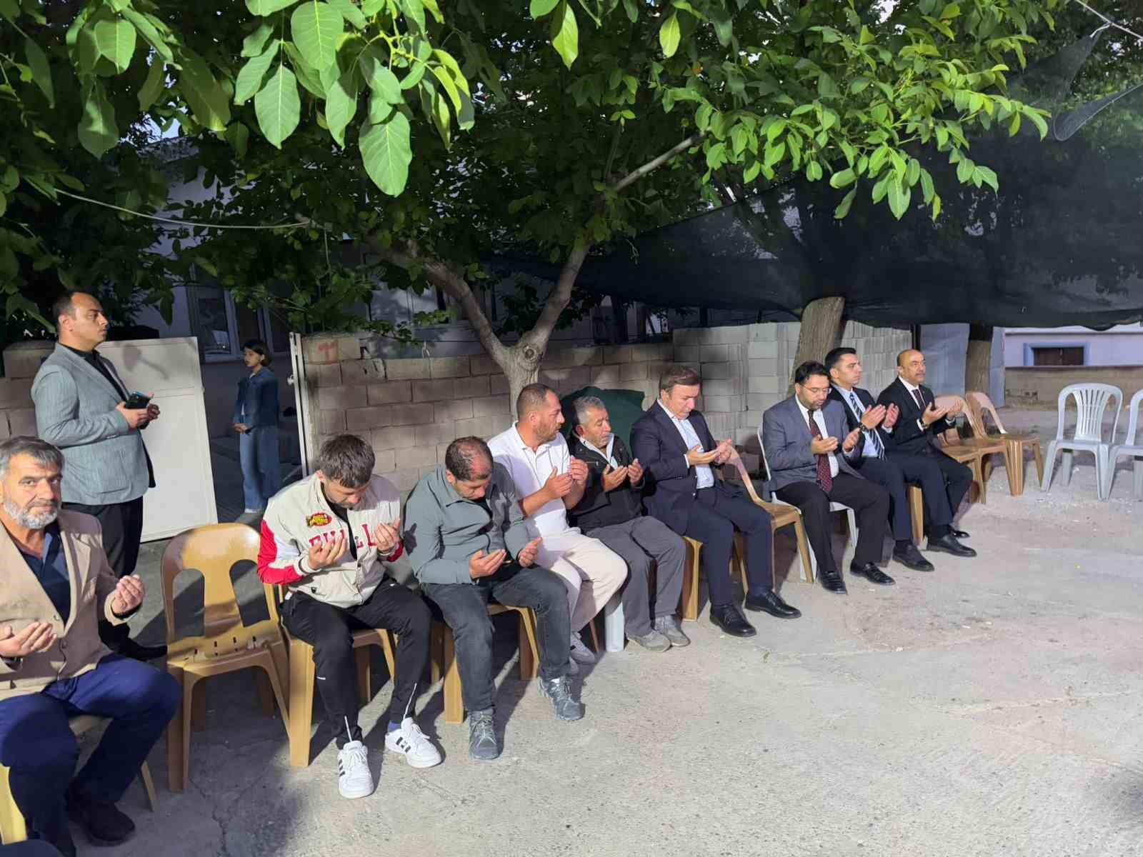 Vali Aydoğdu, motosiklet kazasında hayatını kaybeden kızların ailelerine taziyede bulundu