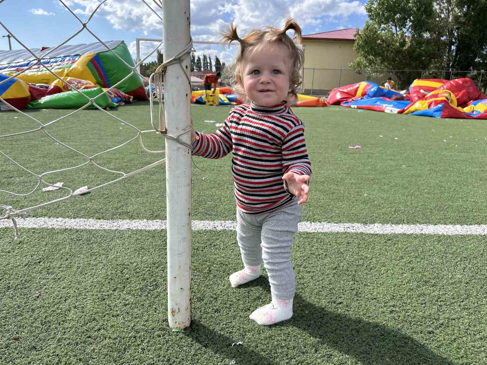 Diyadin&rsquo;de &ccedil;ocuk şenliği renkli g&ouml;r&uuml;nt&uuml;lere sahne oldu
