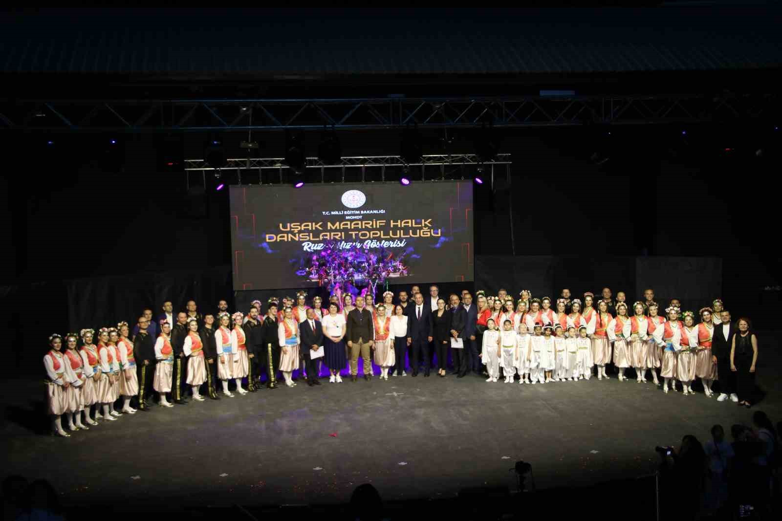 Uşak Maarif Halk Dansları Topluluğu sanatseverlerle buluştu
