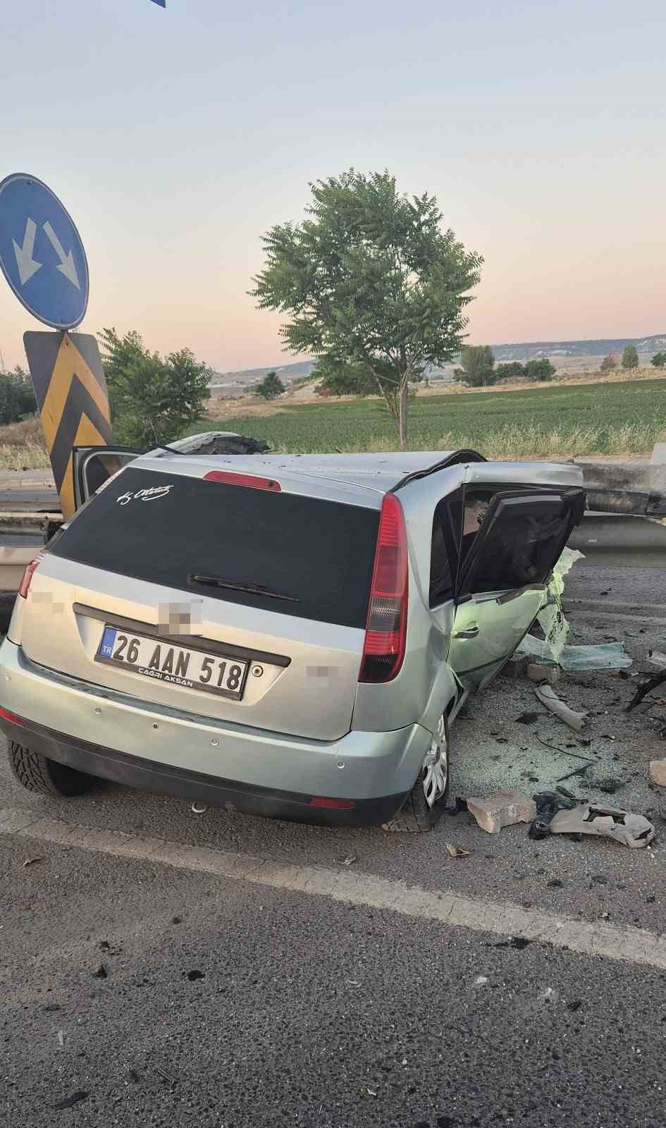 Bariyere &ccedil;arpan otomobil hurdaya d&ouml;nd&uuml;
