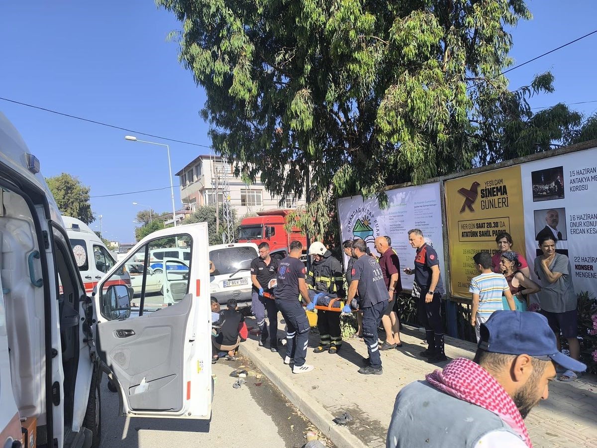 Samandağ'da meydana gelen trafik kazasında 5 kişi yaralandı İHA