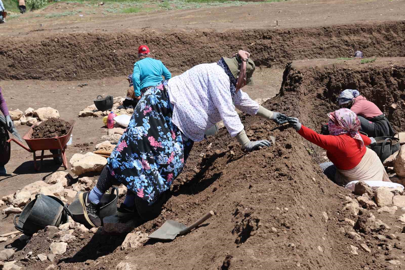 Evde pirinçten taş ayıklayan kadınlar, arkeolojik kazılarda buluntu ve veri ayıklıyor