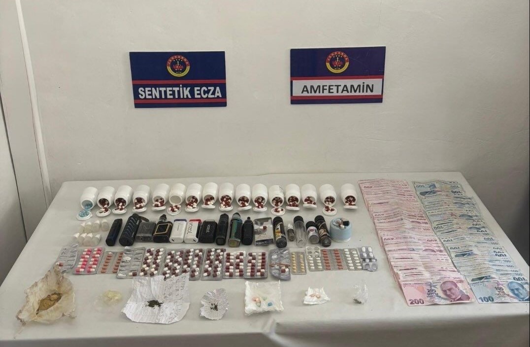 Uyuşturucu operasyonunda yüklü miktarda hap ve nakit para ele geçirildi