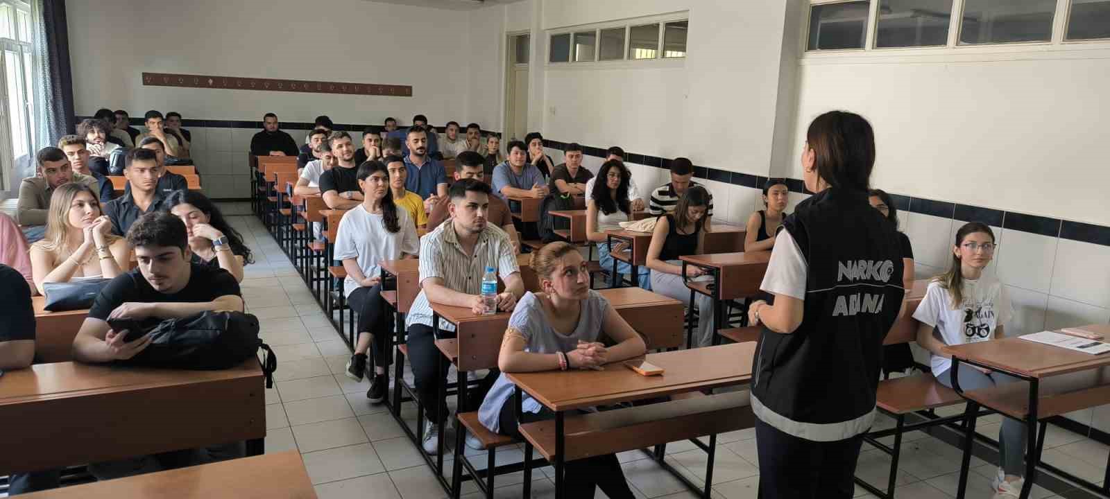 Adana&rsquo;da uyuşturucuyla m&uuml;cadele eğitimi
