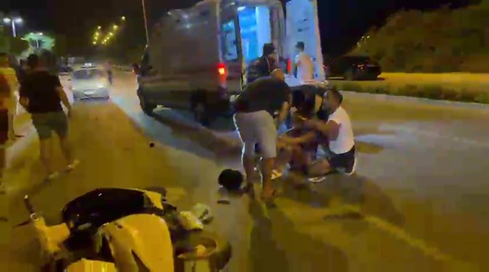 Turistleri taşıyan transfer aracı turistin kullandığı motosiklete &ccedil;arptı
