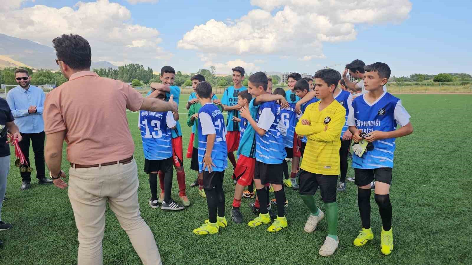 Adilcevaz&rsquo;da okullar arası futbol turnuvasında kupa Aydınlar beldesinin oldu
