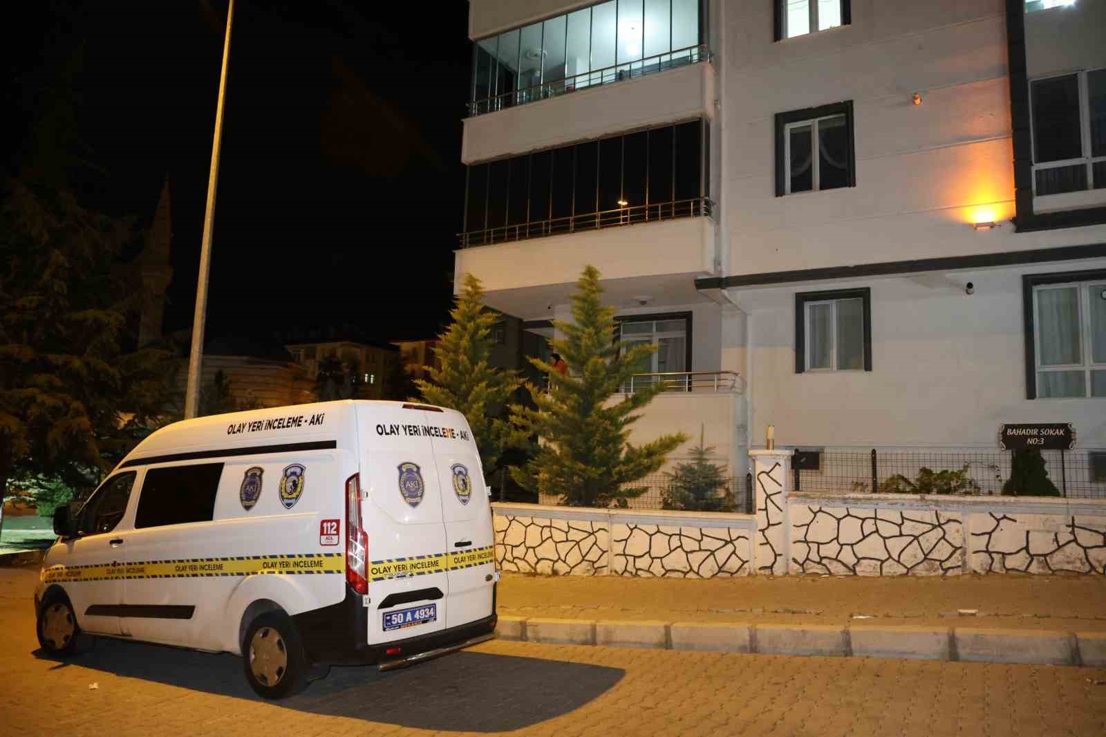 Balkonda sigara içen genç kız aşağıya düştü