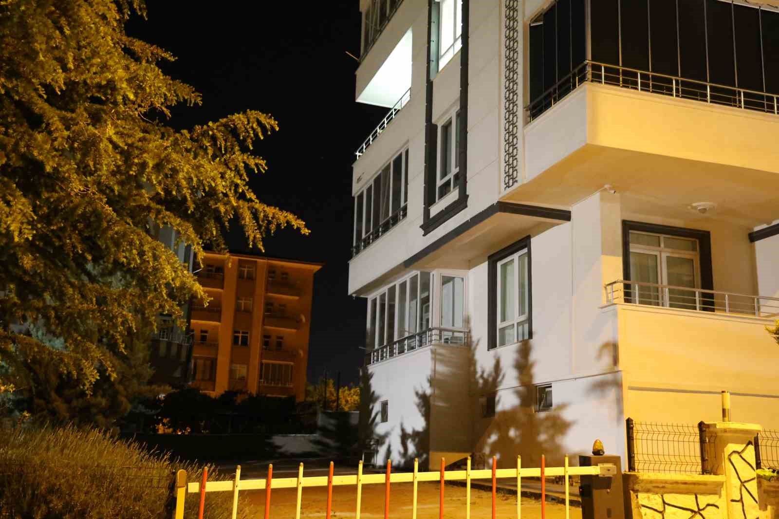 Balkonda sigara i&ccedil;en gen&ccedil; kız aşağıya d&uuml;şt&uuml;
