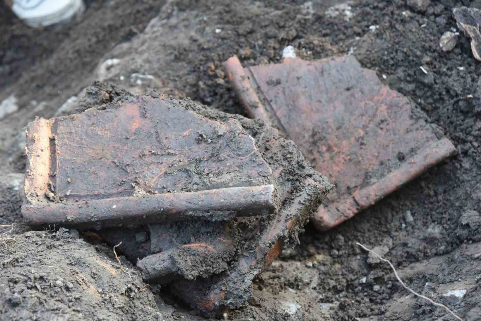 Ordu’da yol genişletme çalışmalarında tarihi kiremit mezar kalıntıları bulundu