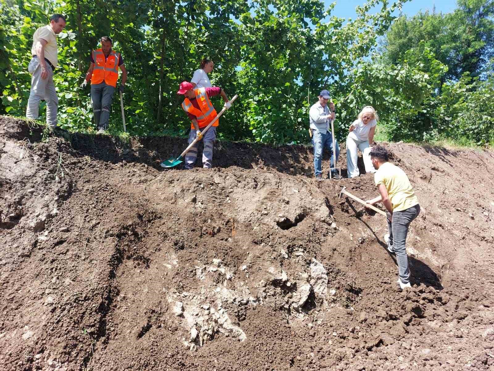 Ordu&rsquo;da yol genişletme &ccedil;alışmalarında tarihi kiremit mezar kalıntıları bulundu
