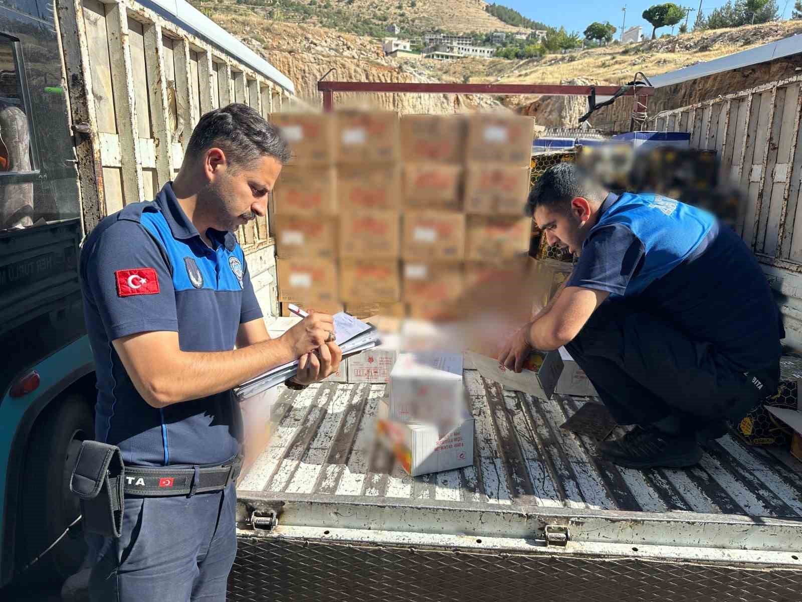 Mardin B&uuml;y&uuml;kşehir Belediyesi zabıta ekipleri tarihi ge&ccedil;miş &uuml;r&uuml;nlere el koydu
