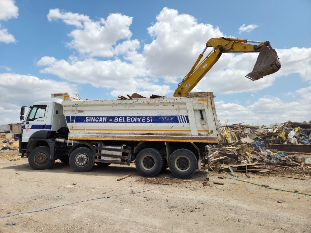 Sincan’da kaçak yapılar belediye ekiplerince yıkıldı