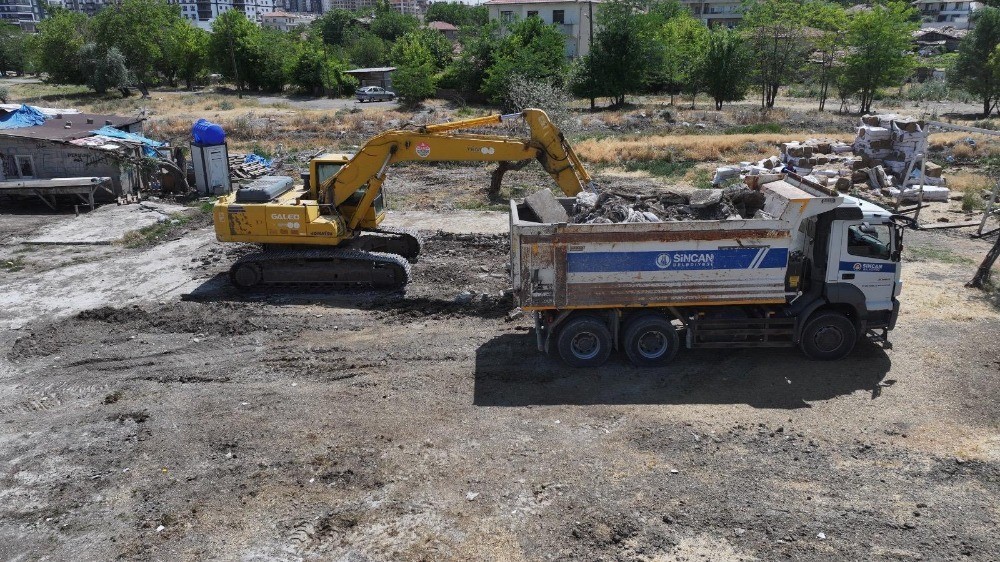 Sincan&rsquo;da ka&ccedil;ak yapılar belediye ekiplerince yıkıldı
