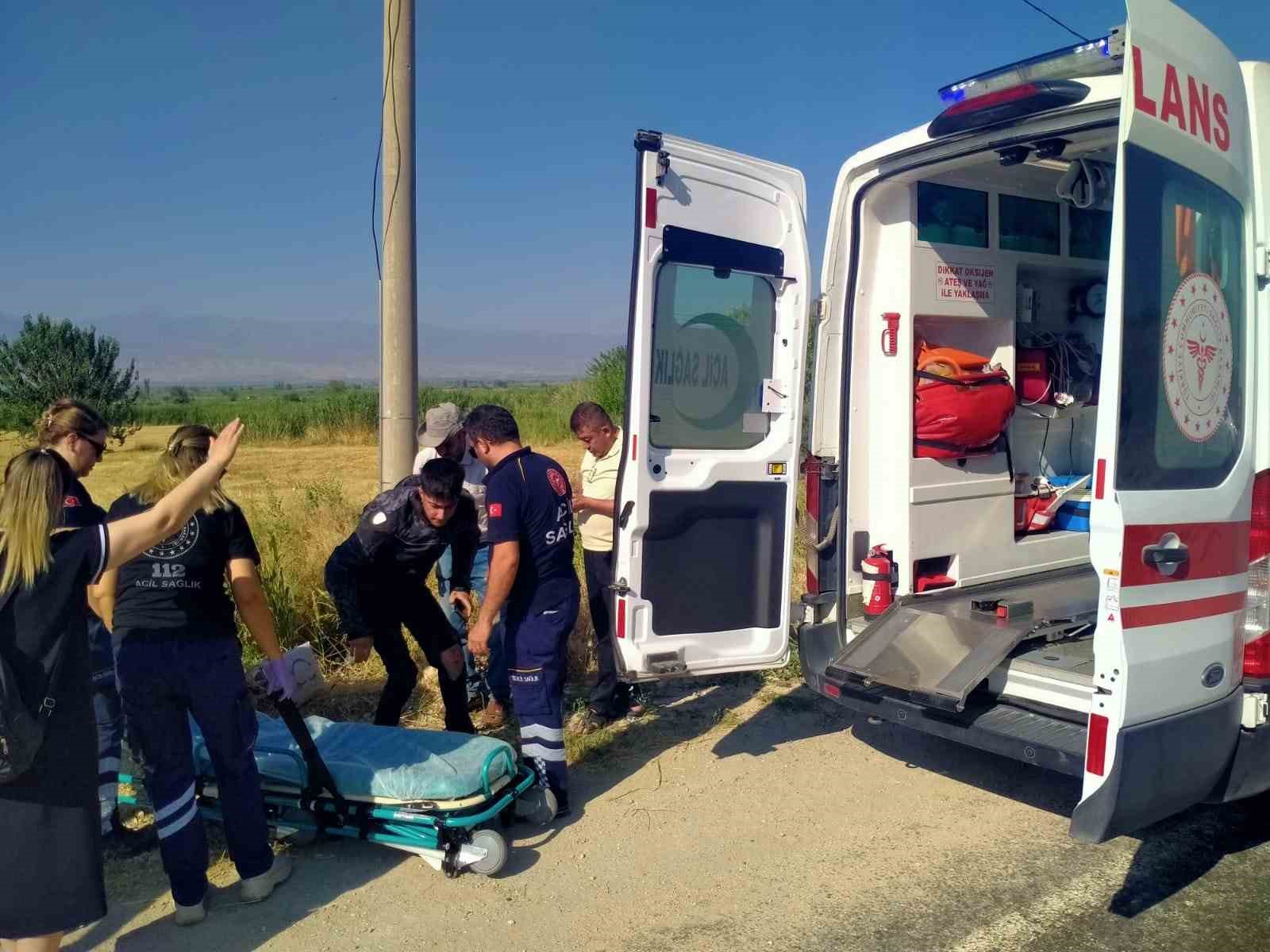 Otomobil ile çarpışan motosiklet sürücüsü tarlaya uçtu