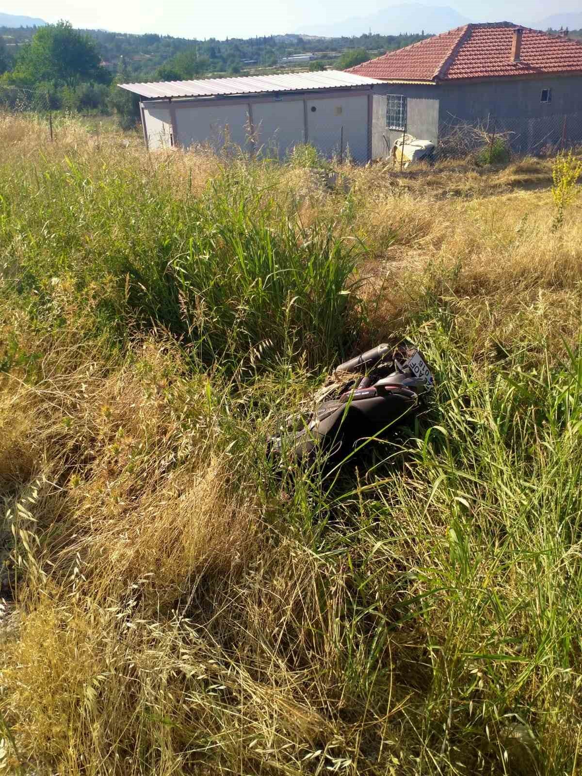 Otomobil ile &ccedil;arpışan motosiklet s&uuml;r&uuml;c&uuml;s&uuml; tarlaya u&ccedil;tu
