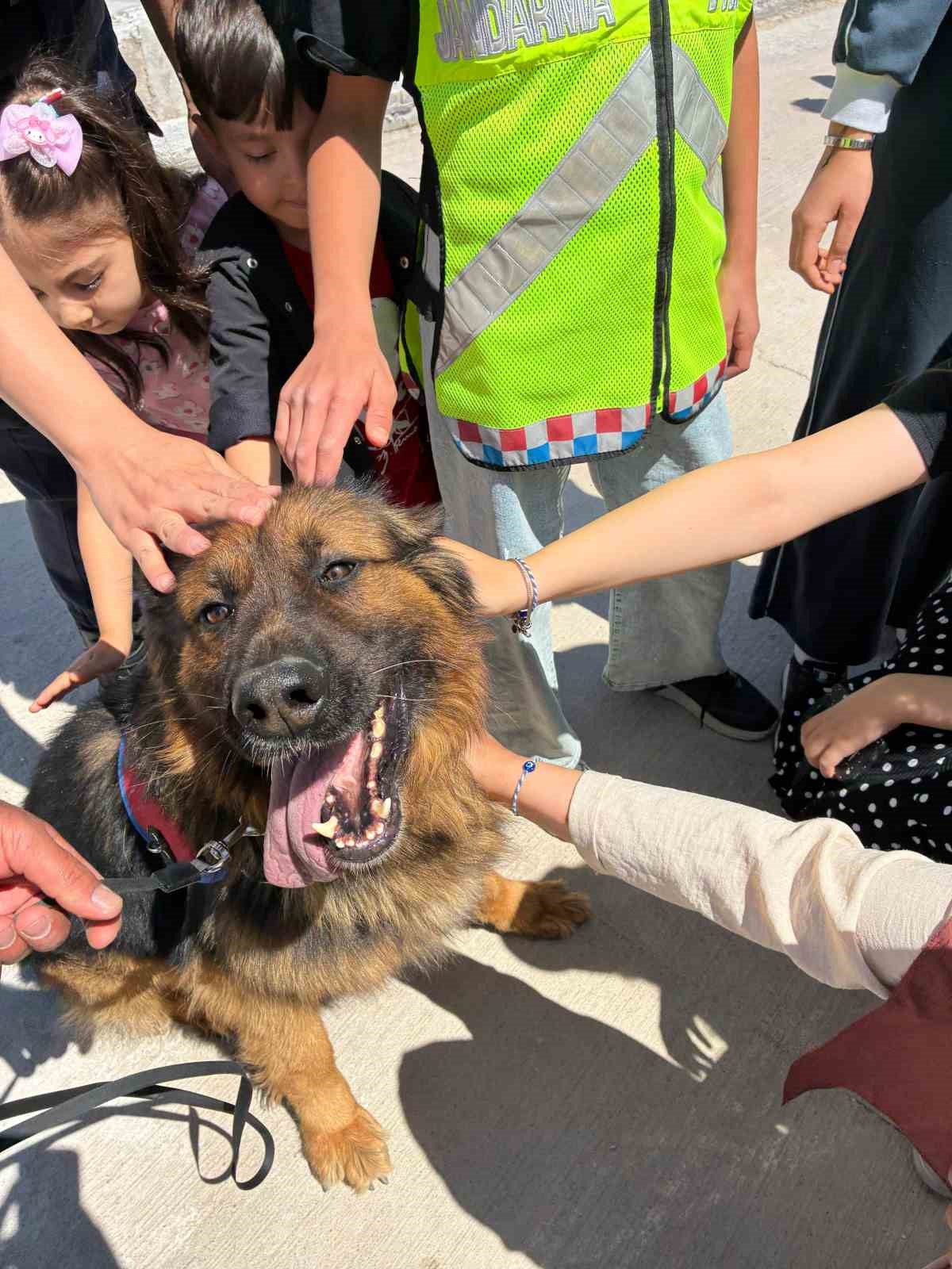 Jandarma 186. yılında &ccedil;ocuklarla buluştu
