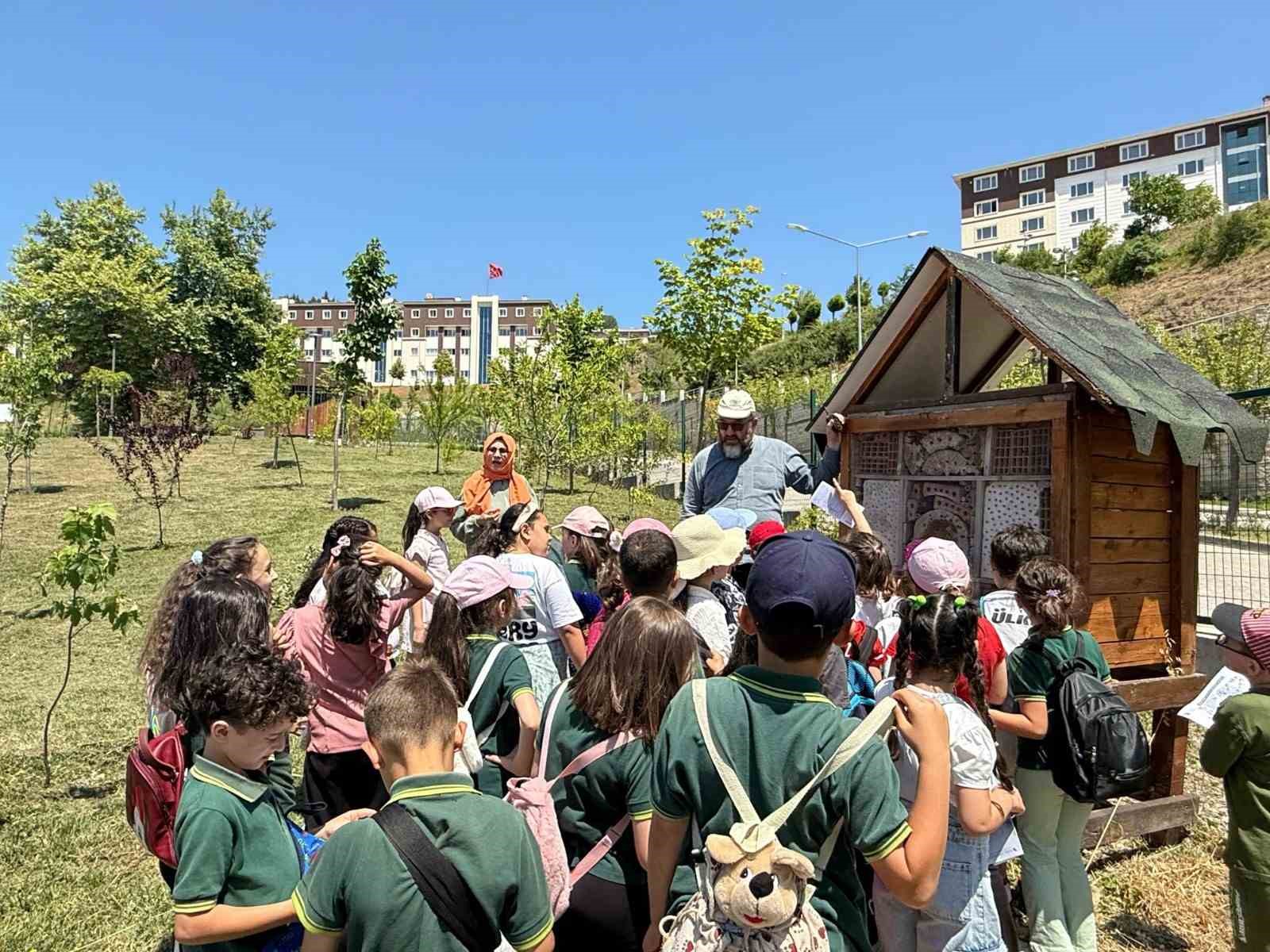 &Ouml;ğrenciler botanik bah&ccedil;esinde doğayı keşfetti
