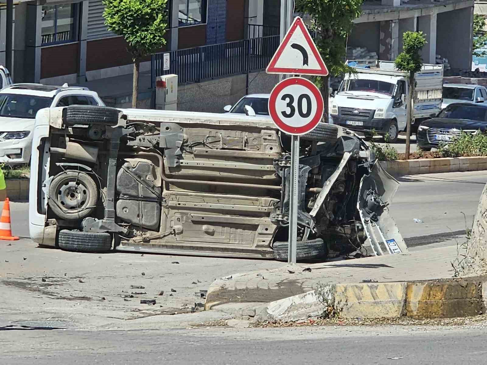 Şırnak'ta meydana gelen trafik kazasında 2 kişi yaralandı. IHAA.