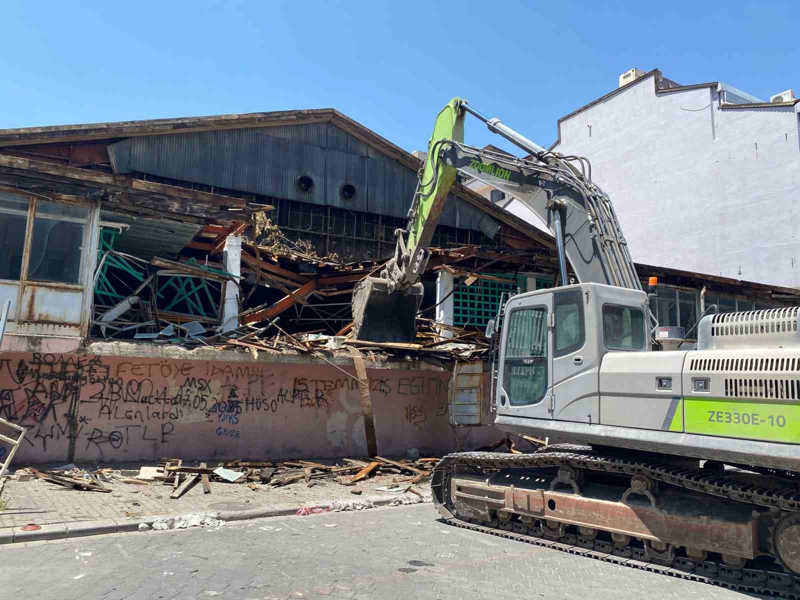 Mimarlardan büyükşehre tepki; "Denizli’ye sormadan 69 yıllık tarihi yok ettiniz"