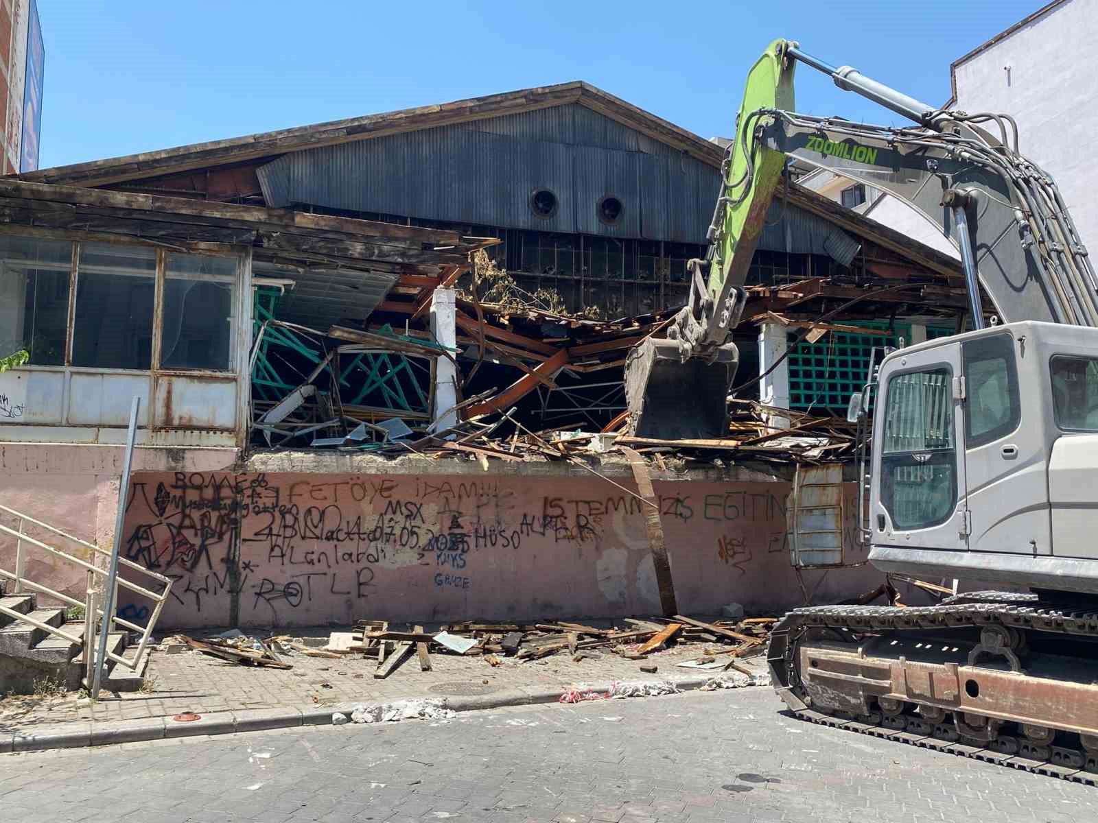 Mimarlardan büyükşehre tepki; "Denizli’ye sormadan 69 yıllık tarihi yok ettiniz"
