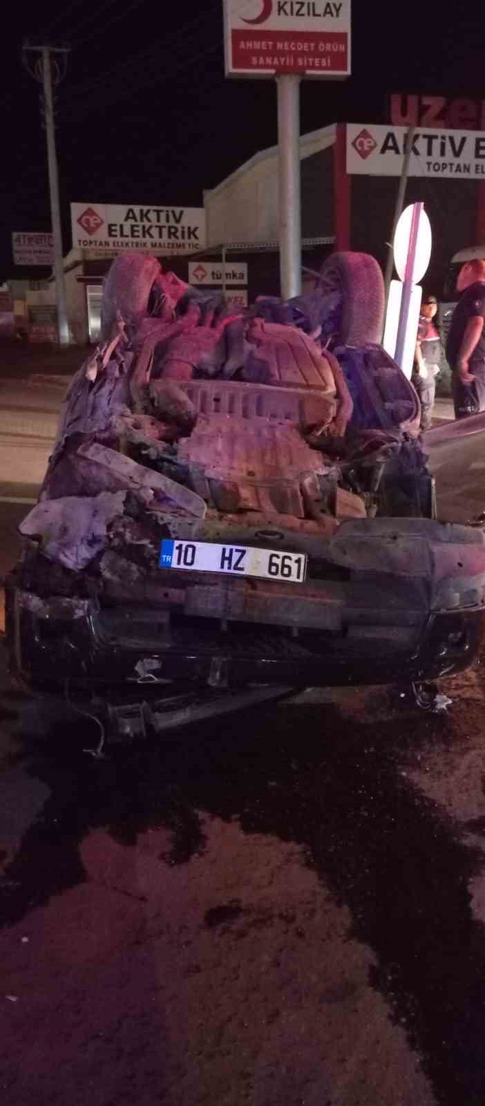 Edremit Zeytinli&rsquo;de akıllı kavşakta kaza: 2 kişi yaralandı
