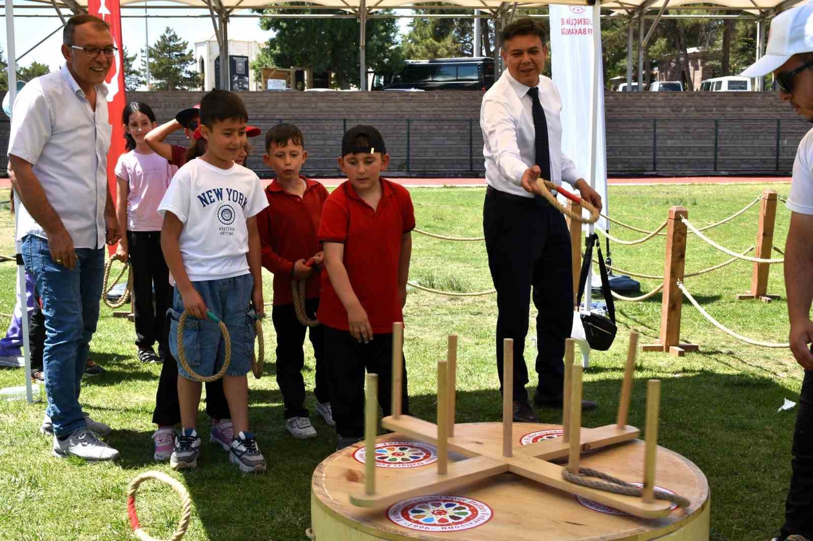 &lsquo;Geleneksel Oyun Tırı&rsquo; S&ouml;ğ&uuml;t&rsquo;te &ccedil;ocuklarla buluştu
