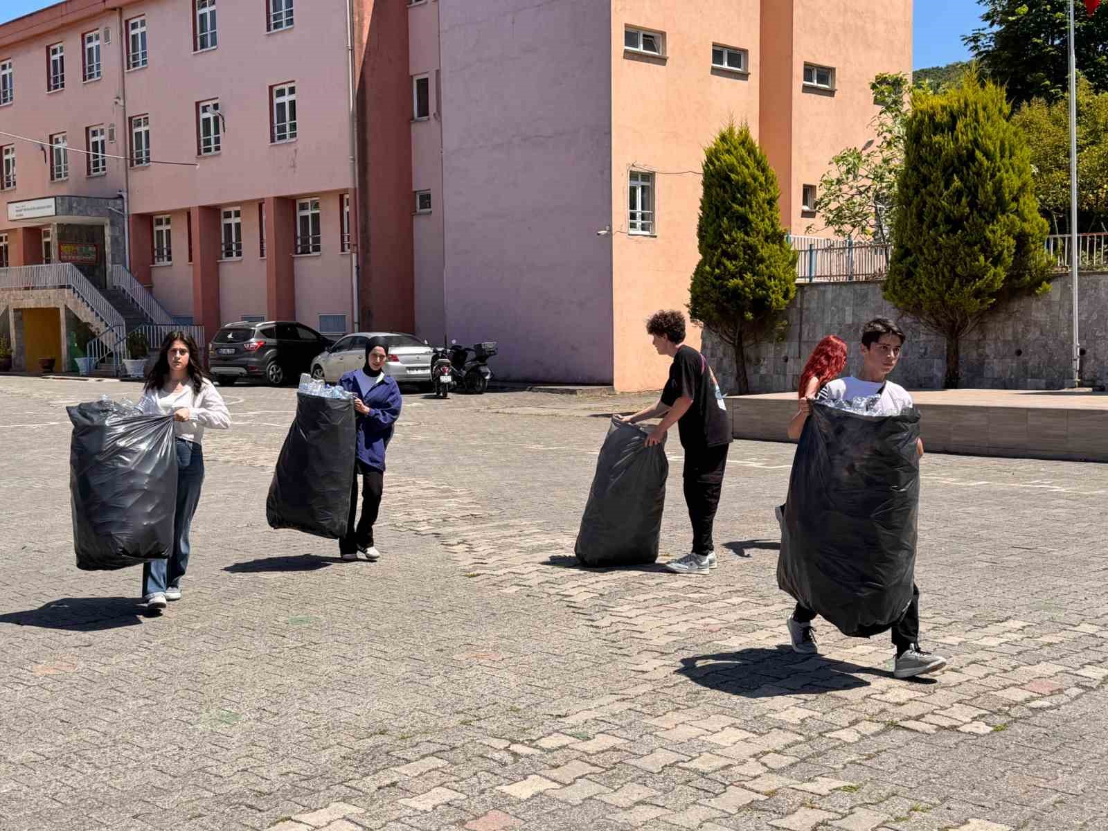 Ordu&rsquo;da &ouml;ğrenciler 67 bin pet şişeyi geri d&ouml;n&uuml;ş&uuml;me kazandırdı
