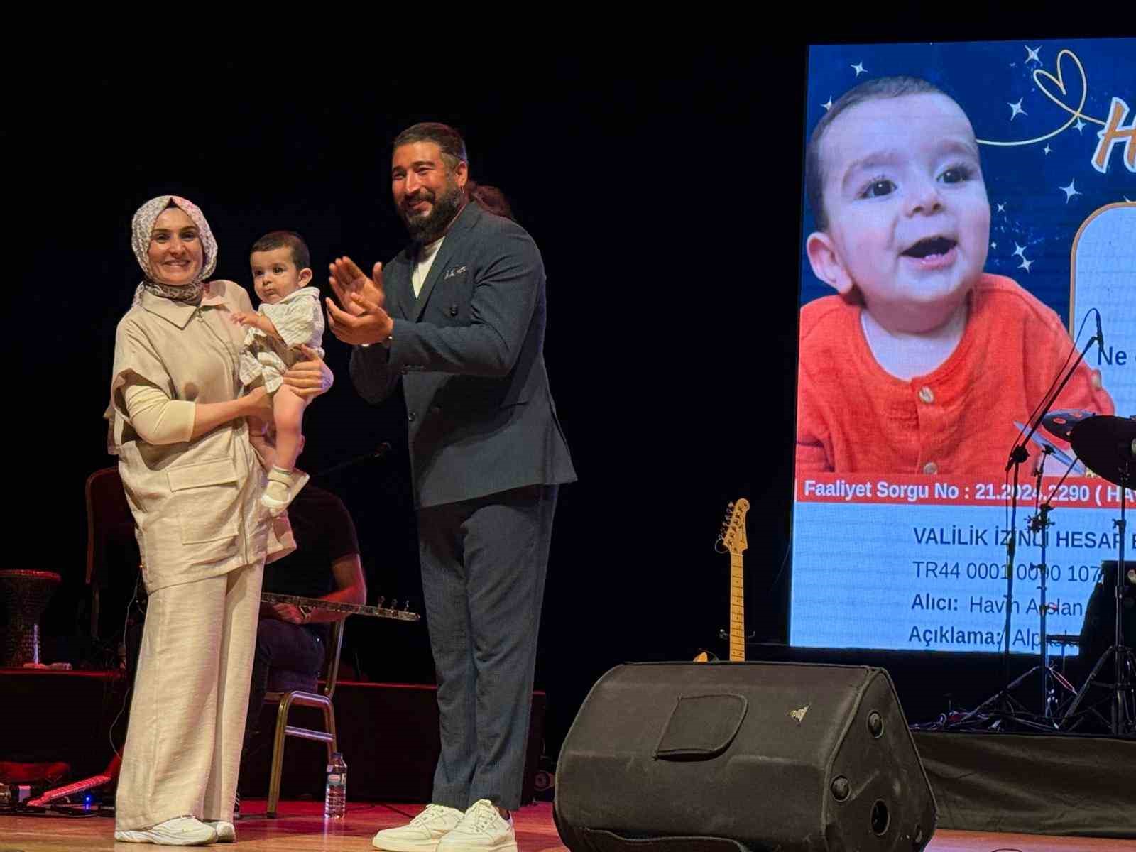 Sanatçı Üngür, Alpaslan bebek yararına konser verdi