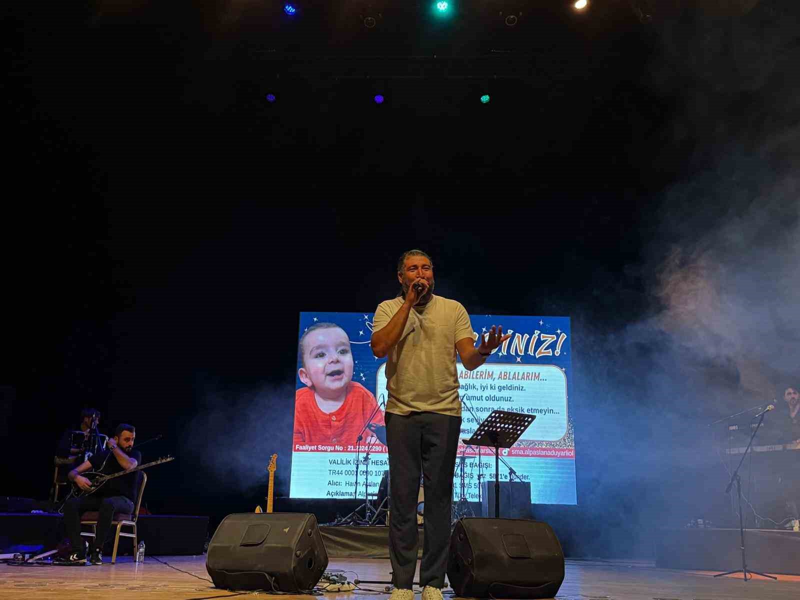 Sanatçı Üngür, Alpaslan bebek yararına konser verdi

