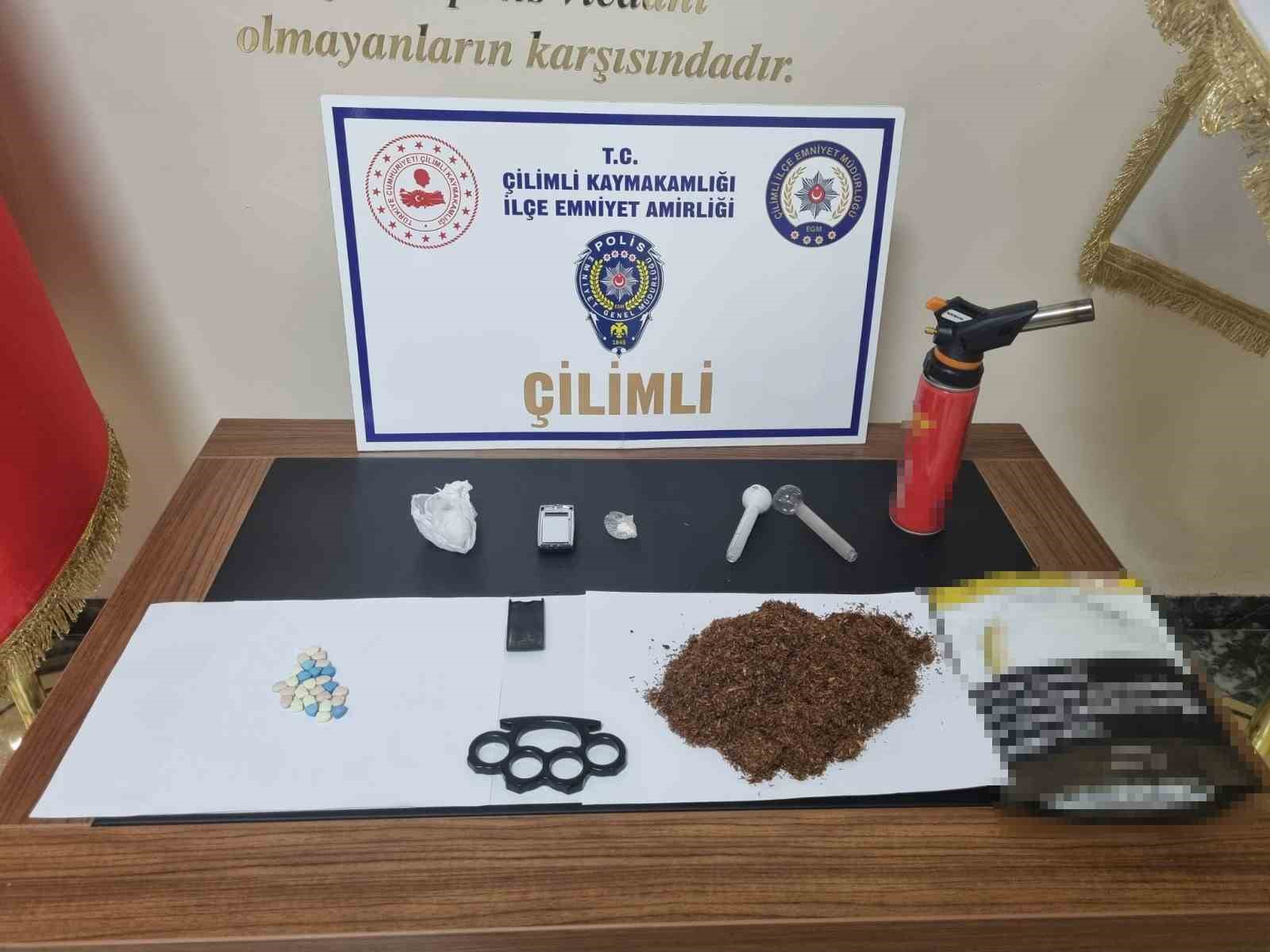 Şüphe üzerine durdurulan araçta uyuşturucu ele geçirdi