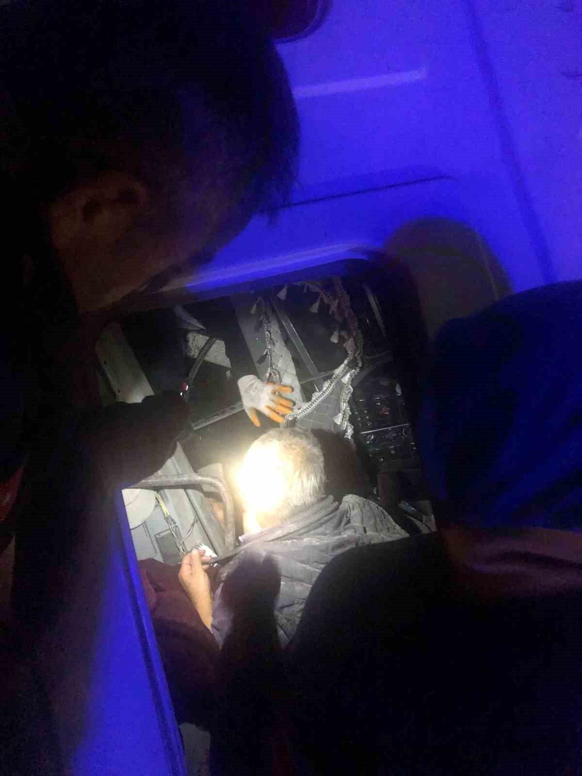 Arkadan çarptığı tırın şoför kabinini devirdi, sürücü kabinde sıkıştı