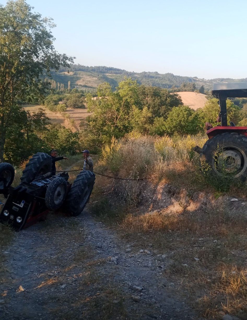 Balıkesir&rsquo;de trakt&ouml;r devrildi; 1 yaralı
