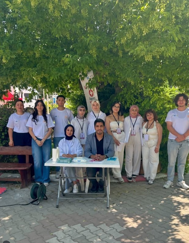 Gediz Sağlık Hizmetleri MYO öğrencileri bilgisiyle ödül kazandı