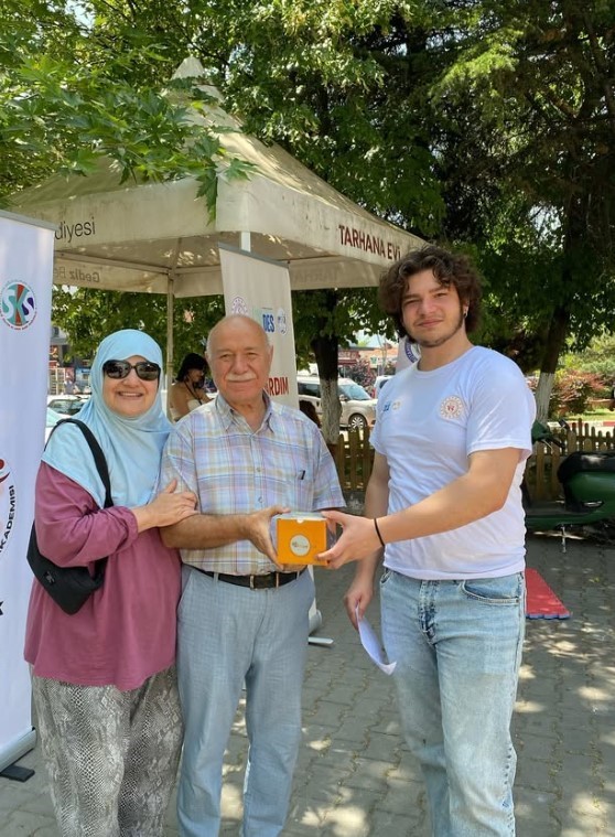 Gediz Sağlık Hizmetleri MYO &ouml;ğrencileri bilgisiyle &ouml;d&uuml;l kazandı

