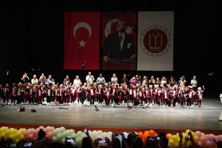 Minik öğrencilerin mezuniyet sevinci