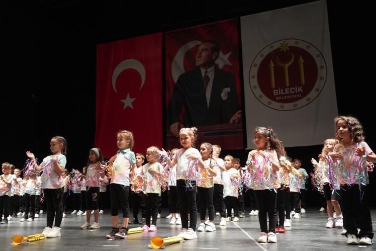 Minik &ouml;ğrencilerin mezuniyet sevinci
