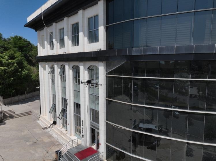 Bilecik Belediyesinden teknolojik temizlik, drone ile dış cephe yıkandı